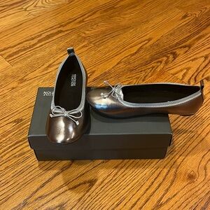 NWT Kenneth Cole Reaction Girl’s Silver Flats Size 3.5